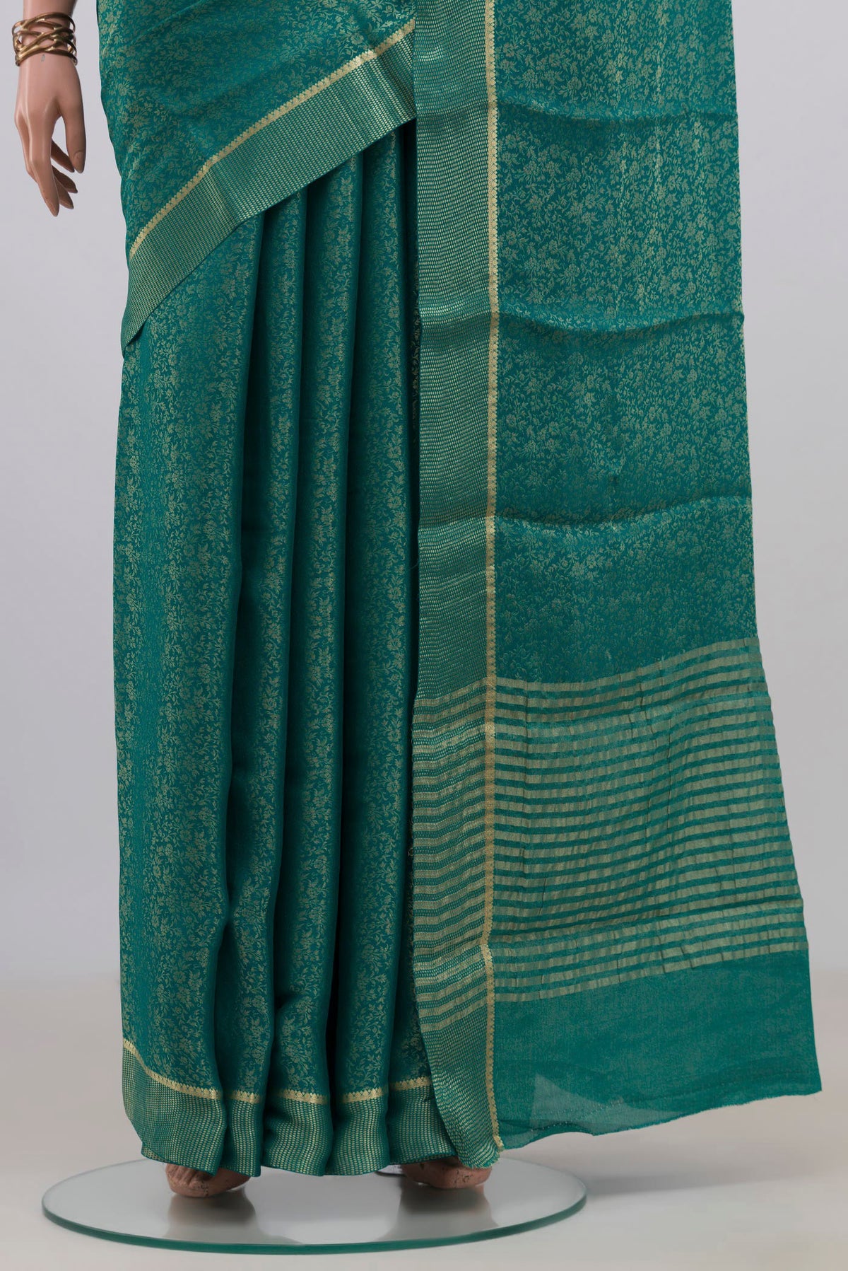 Pleats and pallu of Sea Green Mysore Crepe Saree with Zari Brocade on the body and Thin Zari Line. 