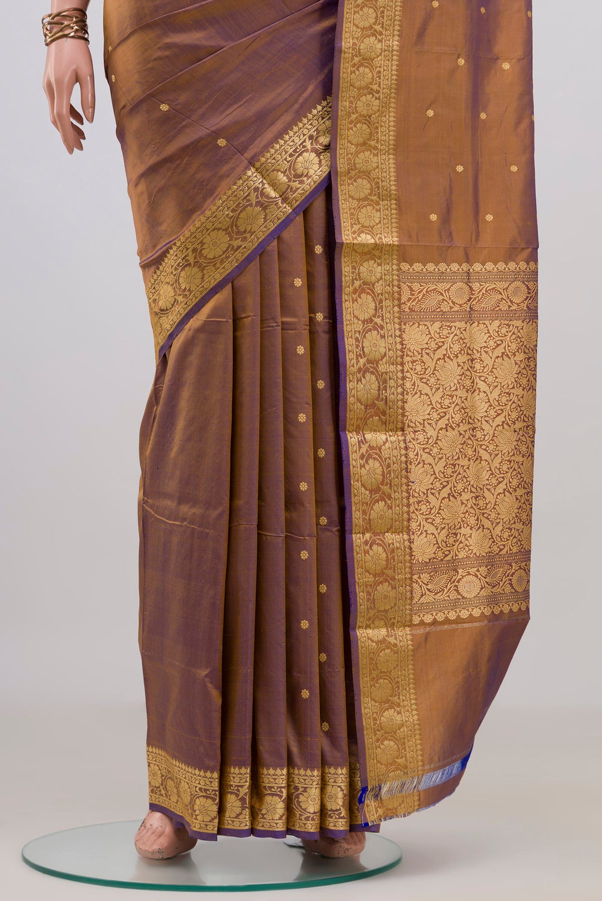 Pleats and pallu of Pure Silk Purple Dual Tone Banarasi Katan Saree with Zari Butta on the body and Zari Border. 