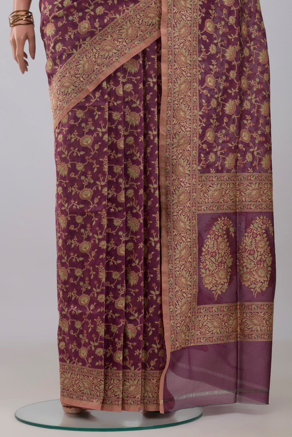 Pleats and pallu of Lavender Banarasi Silk Saree with Thread Butta on the body and Thread Border. 