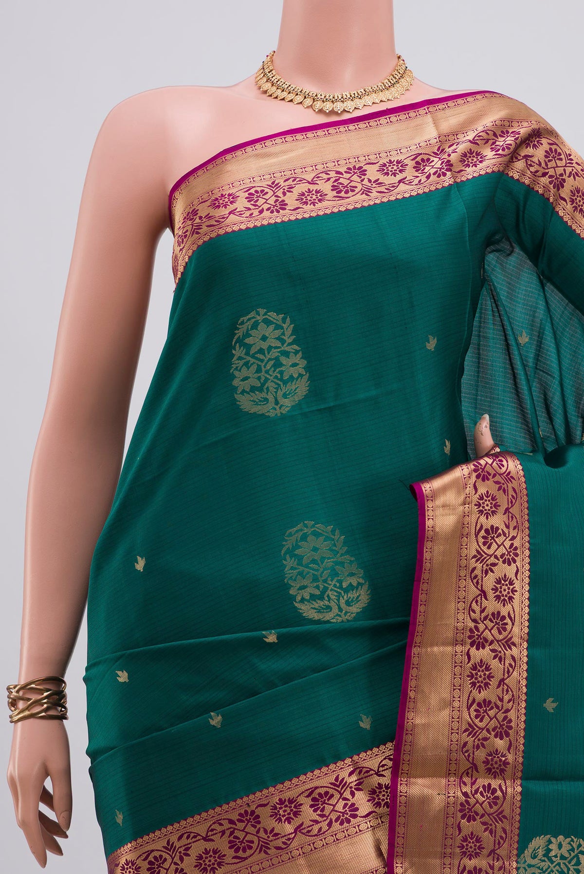 Border image of Pure Silk Green Soft Saree with Zari Butta on the body and Zari Border. 