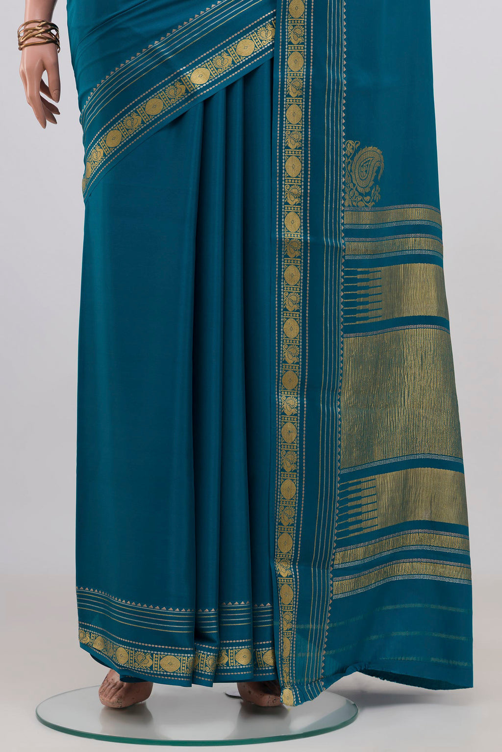 Pleats and pallu of Blue Mysore Crepe Saree with Plain Body and Thin Zari Line. 