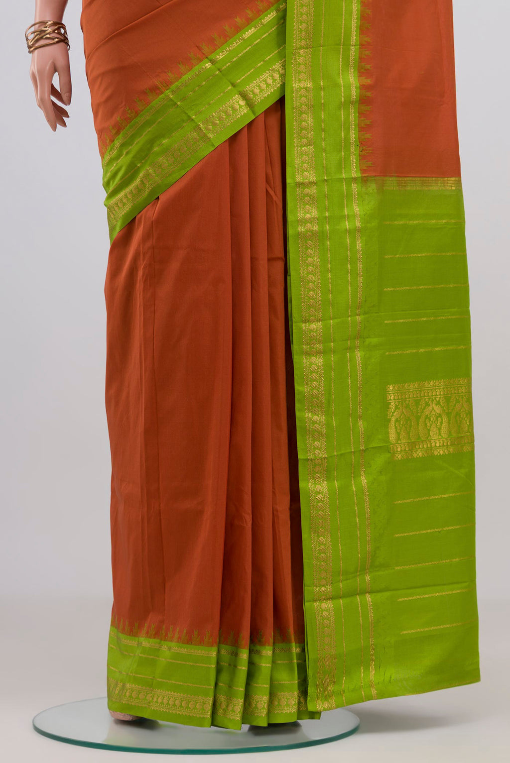 Pleats and pallu of Rust Bangalore Silk Saree with Plain Body and Thin Zari Line. 