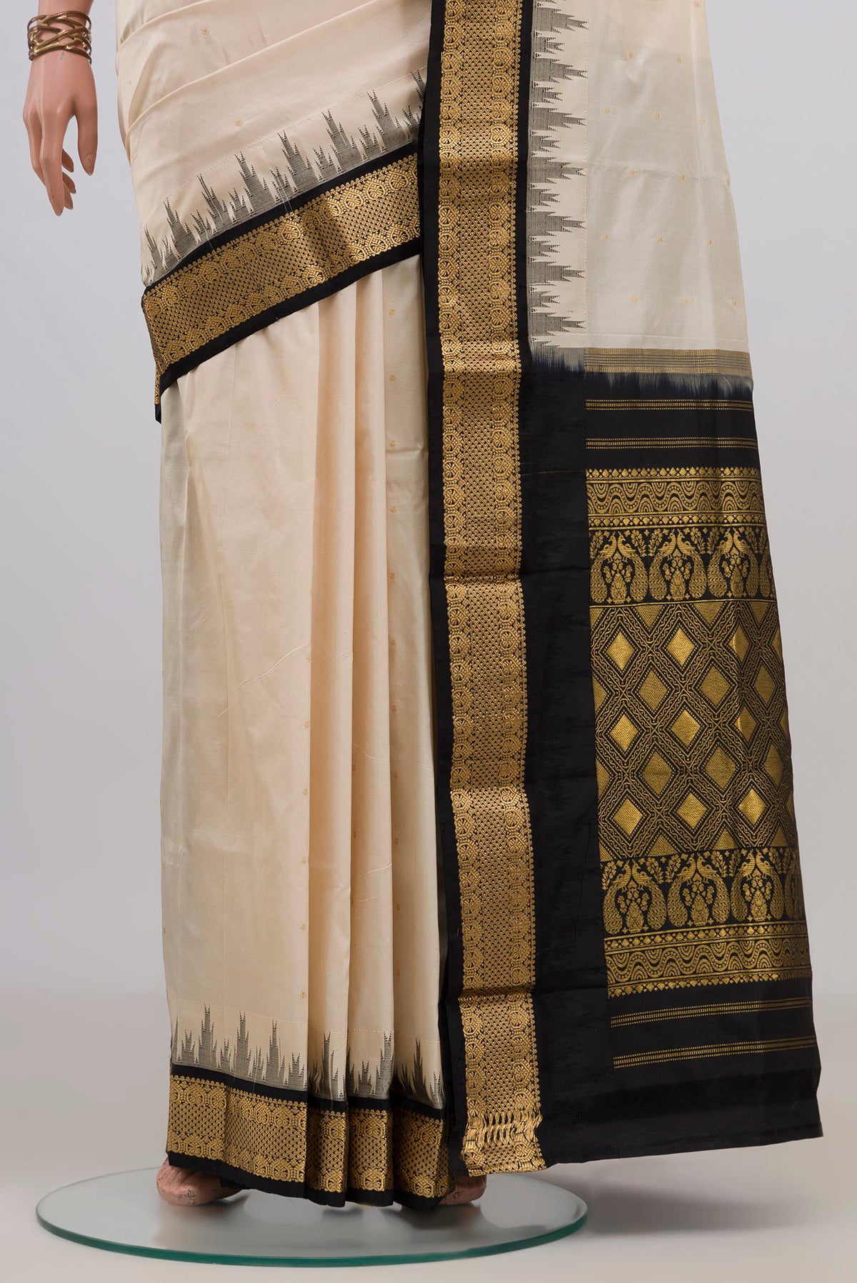 Pleats and pallu of Pure Silk Cream Bangalore Saree with Zari Butta on the body and Zari Border. 