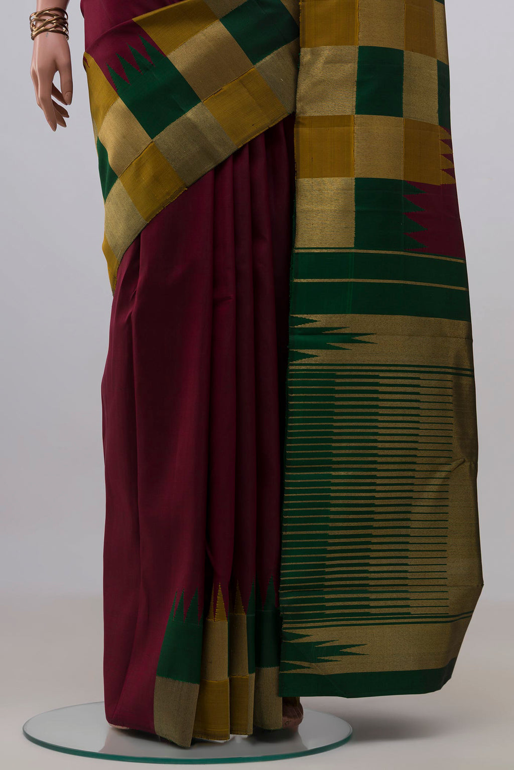 Pleats and pallu of Pure Silk Maroon Kanchipuram Saree with Plain Body and Temple Border. 