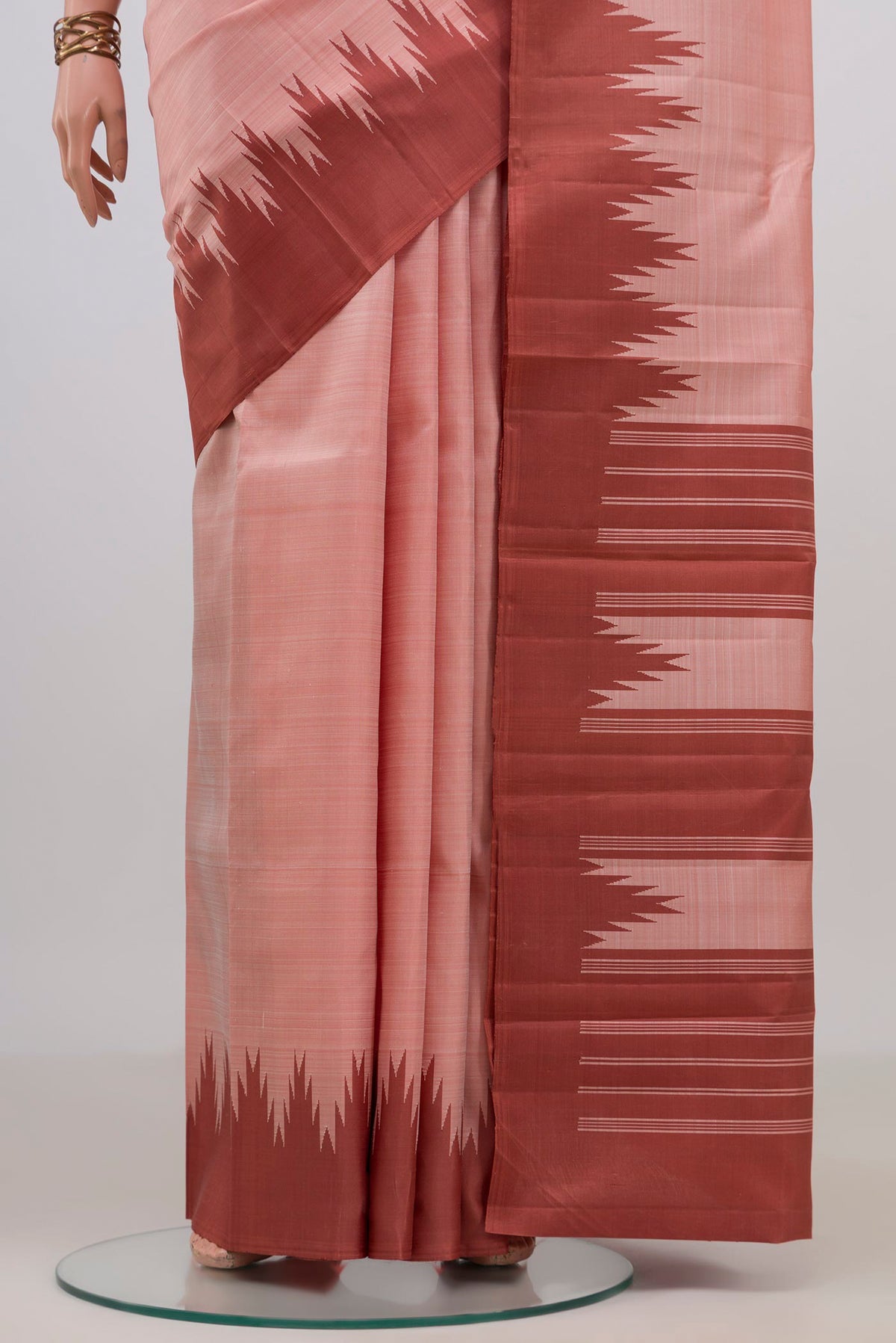 Pleats and pallu of Pure Silk Peach Kanchipuram Saree with Plain Body and Temple Thread Border. 