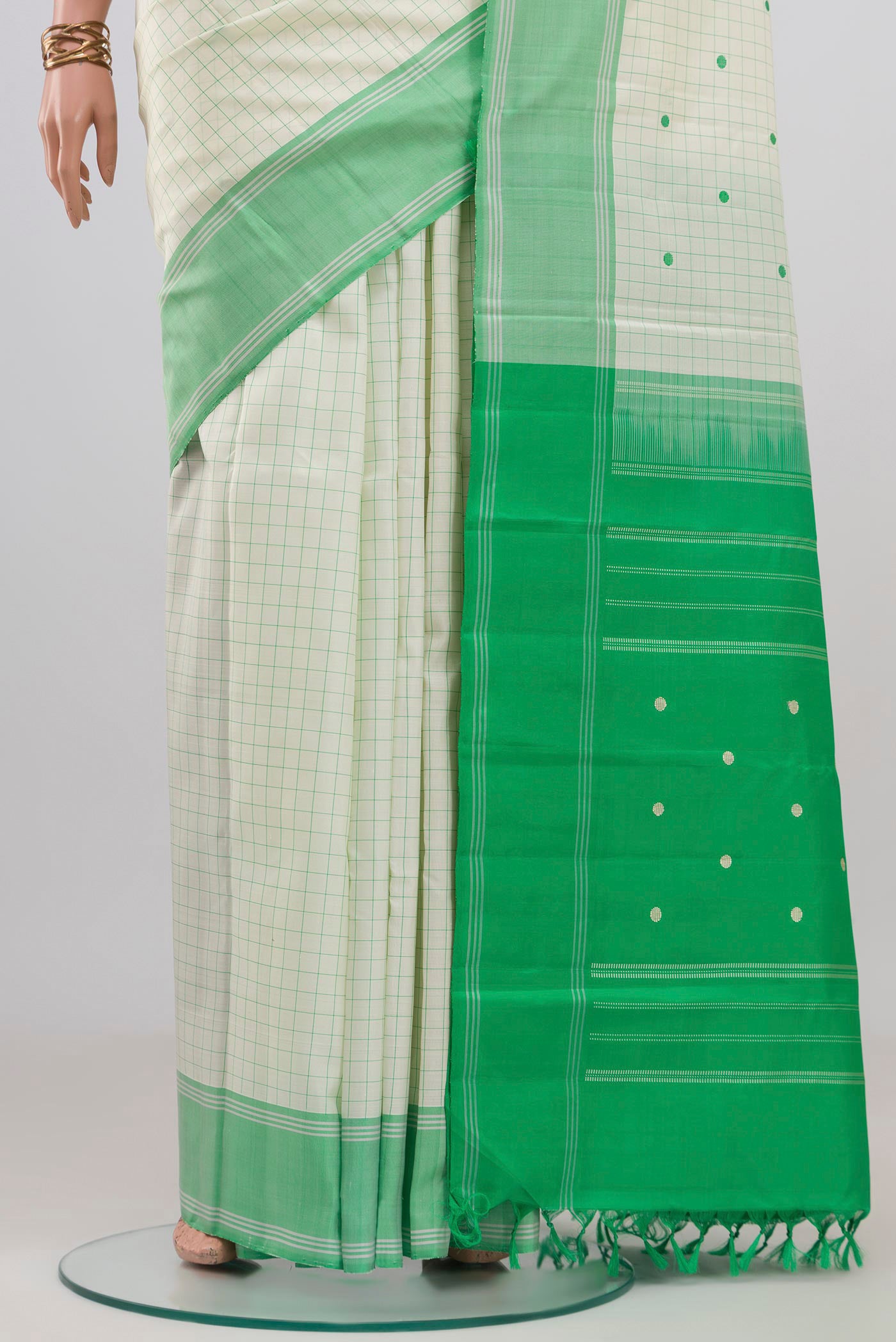 Pleats and pallu of Off White Kanchipuram Silk Saree with Checked design on the body and Plain Border. 