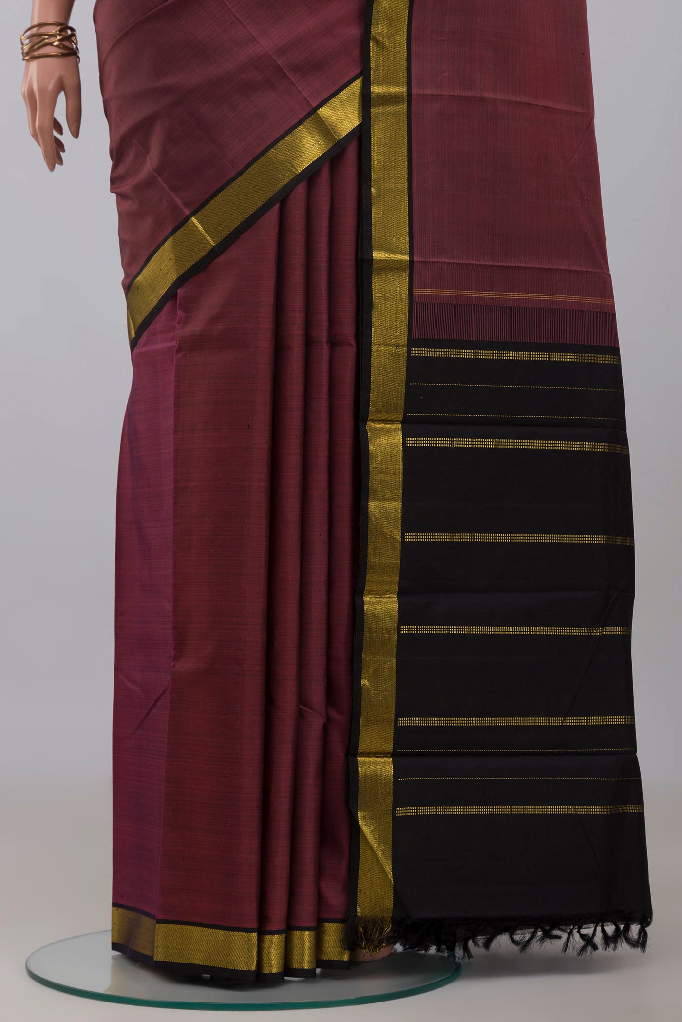 Pleats and pallu of Mauve Kanchipuram Silk Saree with Plain Body and Zari Border. 