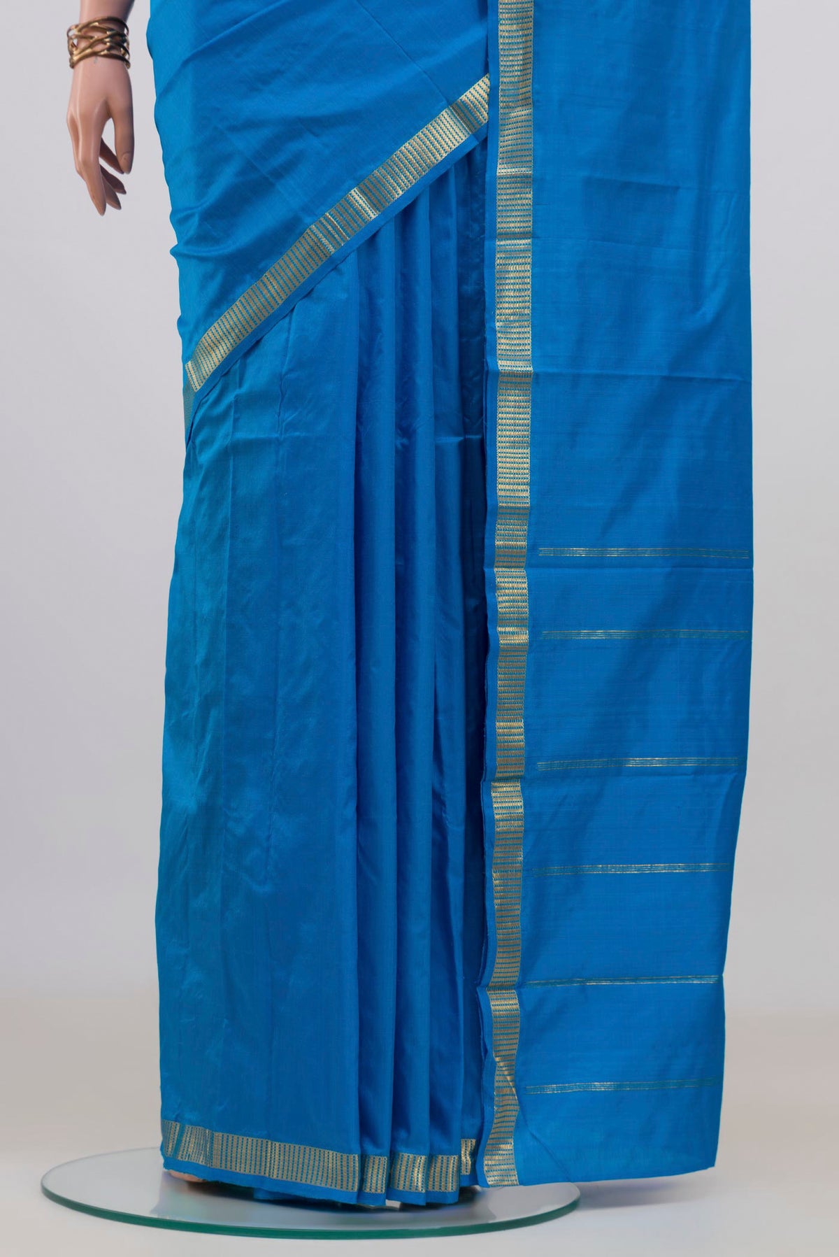 Pleats and pallu of Pure Silk Blue Kanchipuram Saree with Plain Body and Zari Border. 