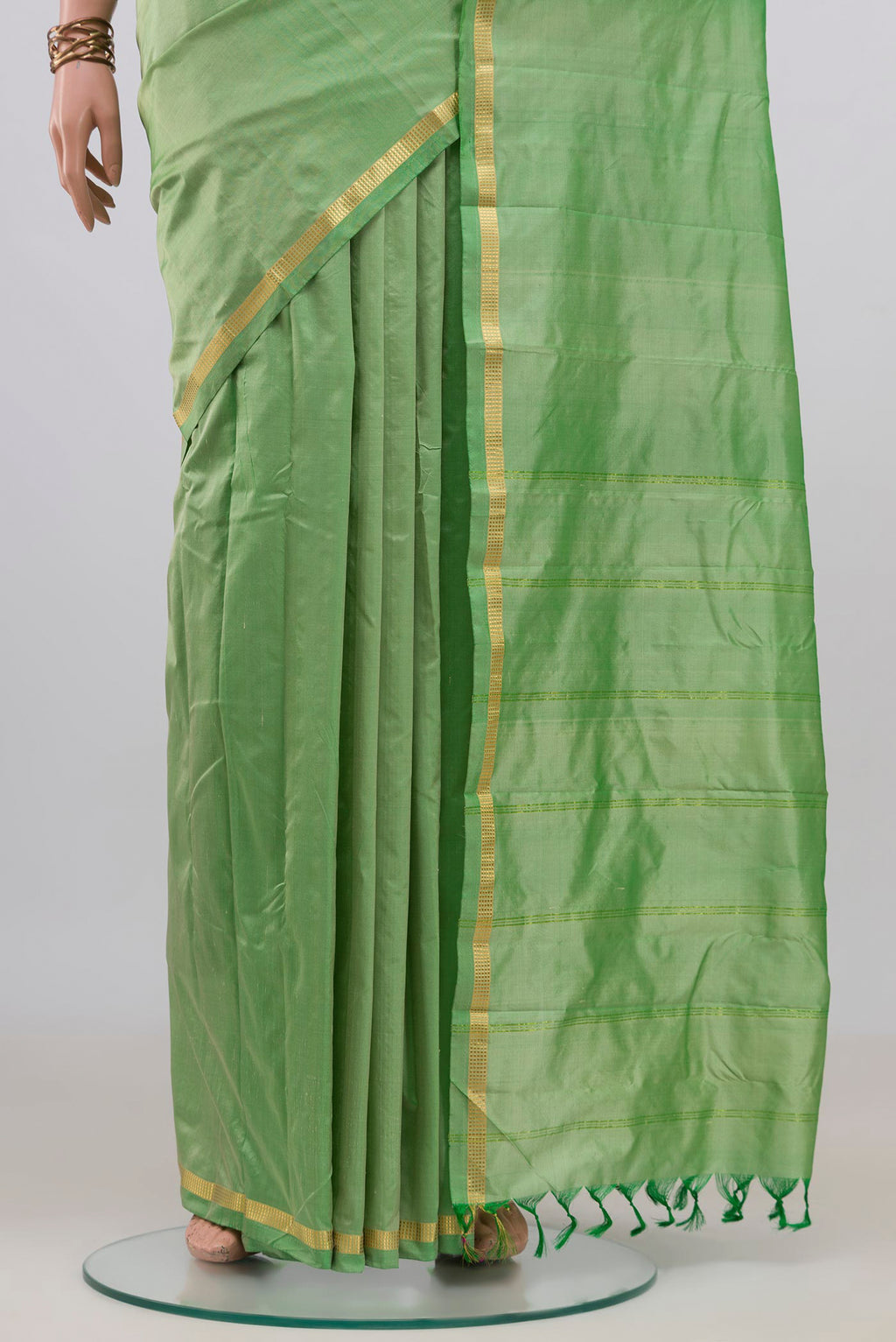 Pleats and pallu of Pure Silk Green Kanchipuram Saree with Plain Body and Zari Border. 