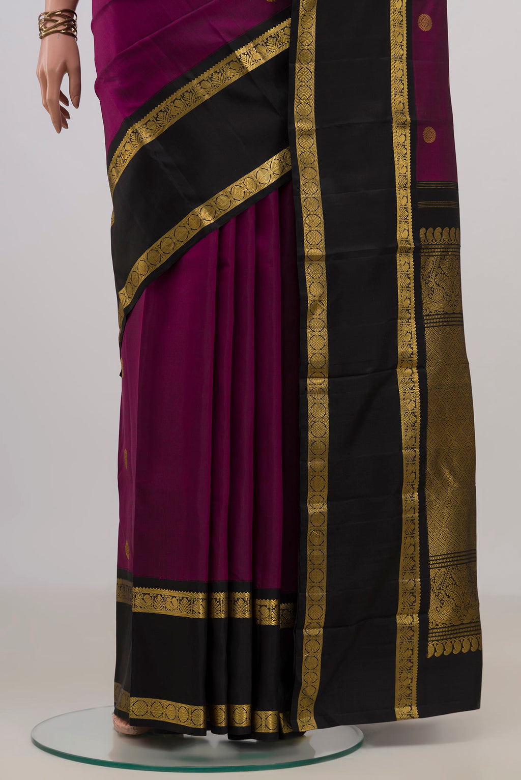 Pleats and pallu of Pure Silk Magenta Kanchipuram Saree with Zari Butta on the body and Zari Border. 