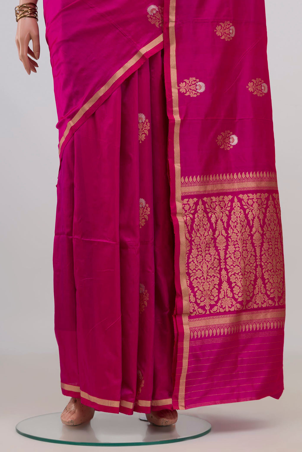 Pleats and pallu of Pure Silk Pink Banarasi Katan Saree with Zari Butta on the body and Thin Zari Line. 