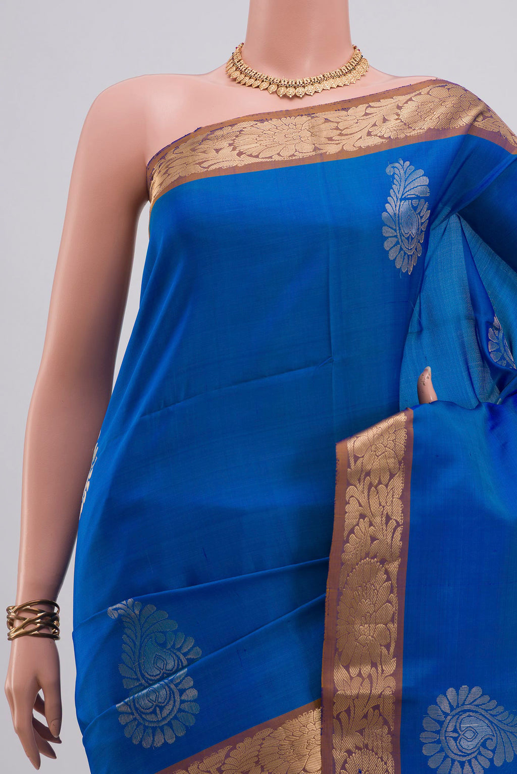 Border image of Pure Silk Blue Soft Saree with Zari Butta on the body and Zari Border. 