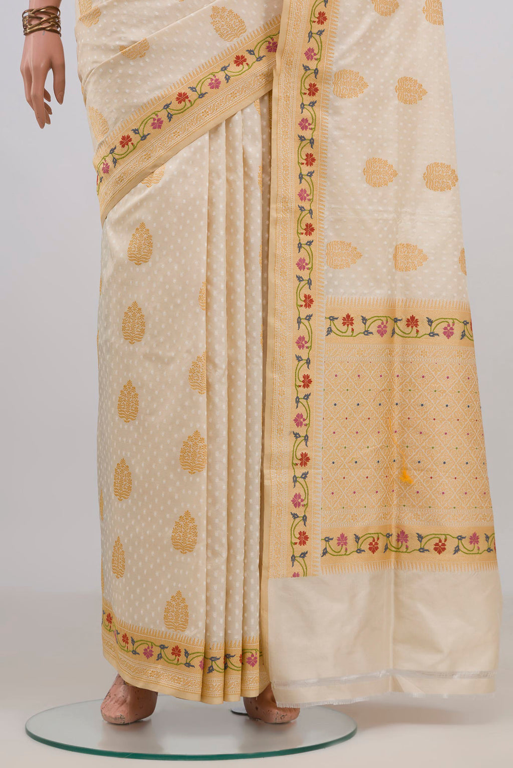 Pleats and pallu of Pure Silk Cream Banarasi Saree with Jacquard With Zari Butta on the body and Zari Border. 