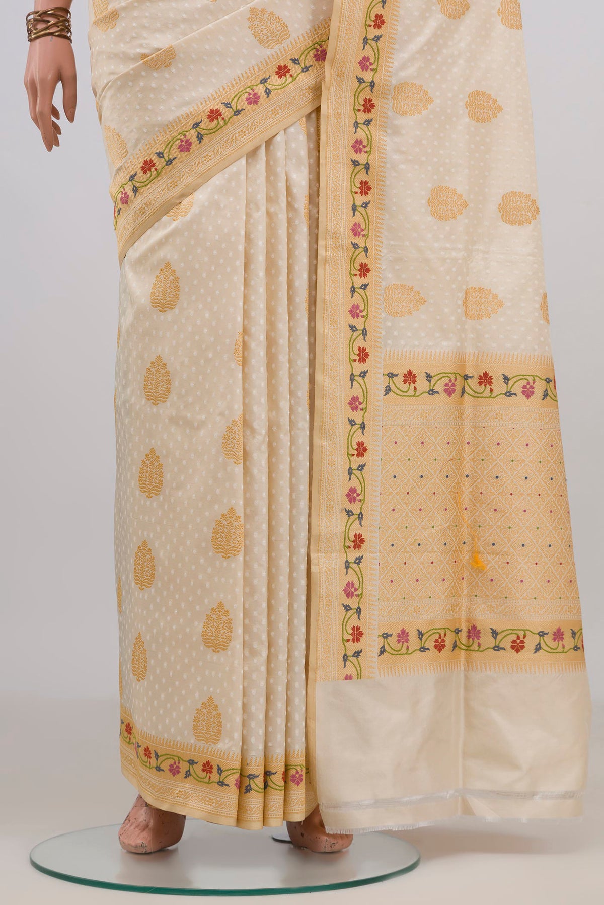 Pleats and pallu of Pure Silk Cream Banarasi Saree with Jacquard With Zari Butta on the body and Zari Border. 