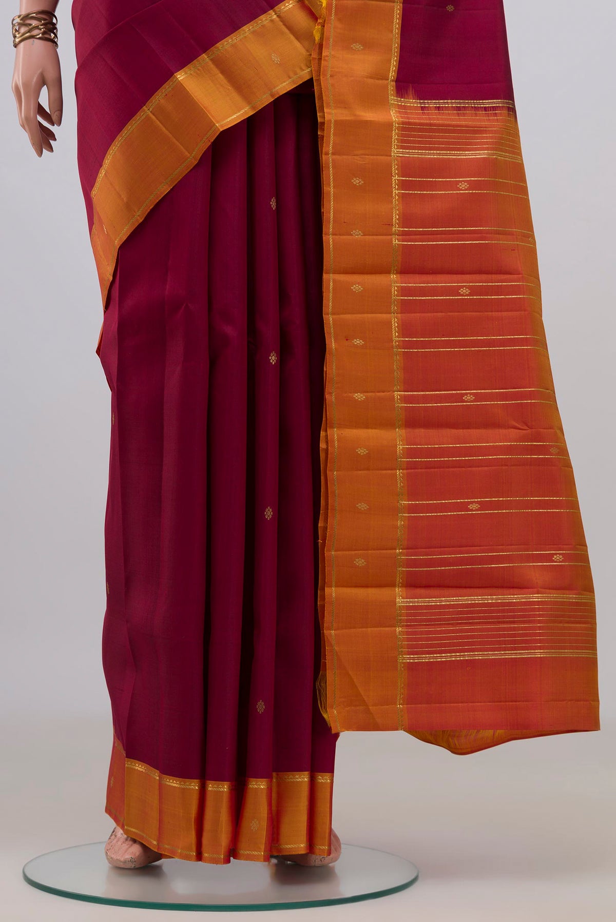 Pleats and pallu of Pure Silk Maroon Kanchipuram Saree with Zari Butta on the body and Thin Zari Line. 