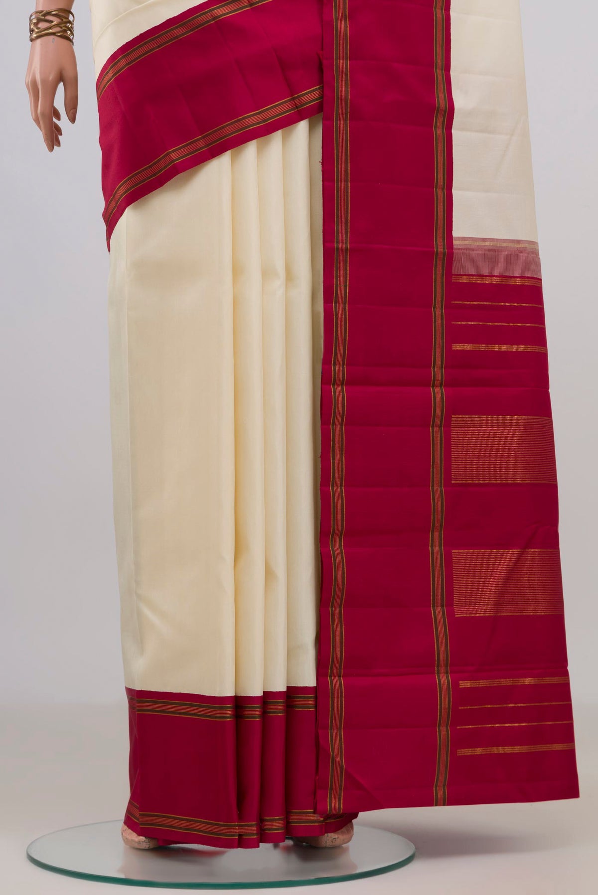 Pleats and pallu of Pure Silk Cream Kanchipuram Saree with Plain Body and Plain Border. 