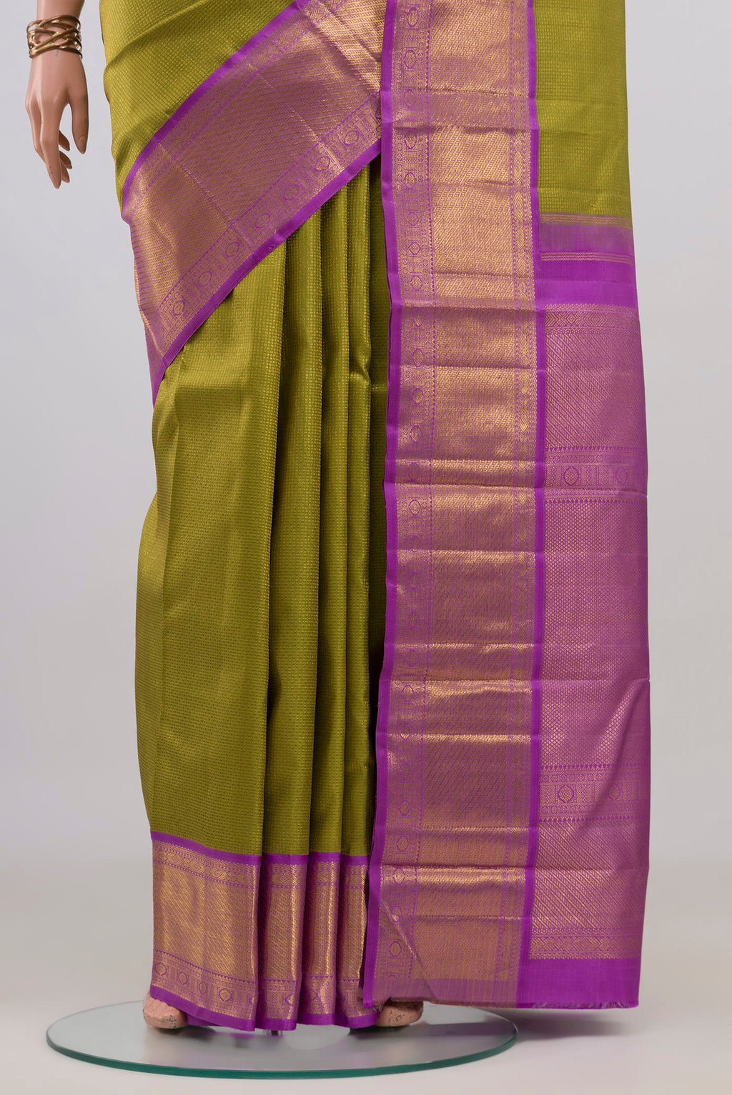 Pleats and pallu of Green Kanjivaram Silk Saree with Zari Brocade on the body and Zari Border. 