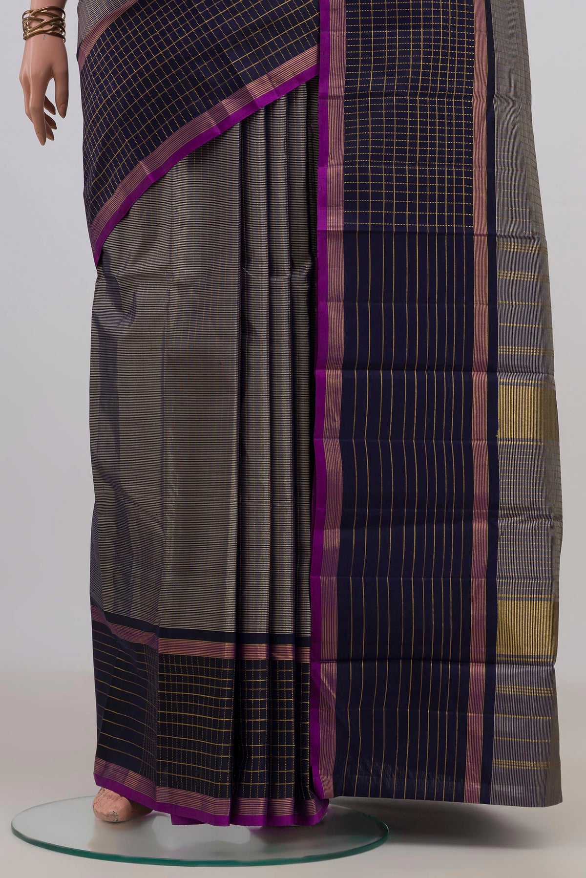 Pleats and pallu of Pure Silk Navy Blue Kanchipuram Saree with Checked design on the body and Checks Border. 