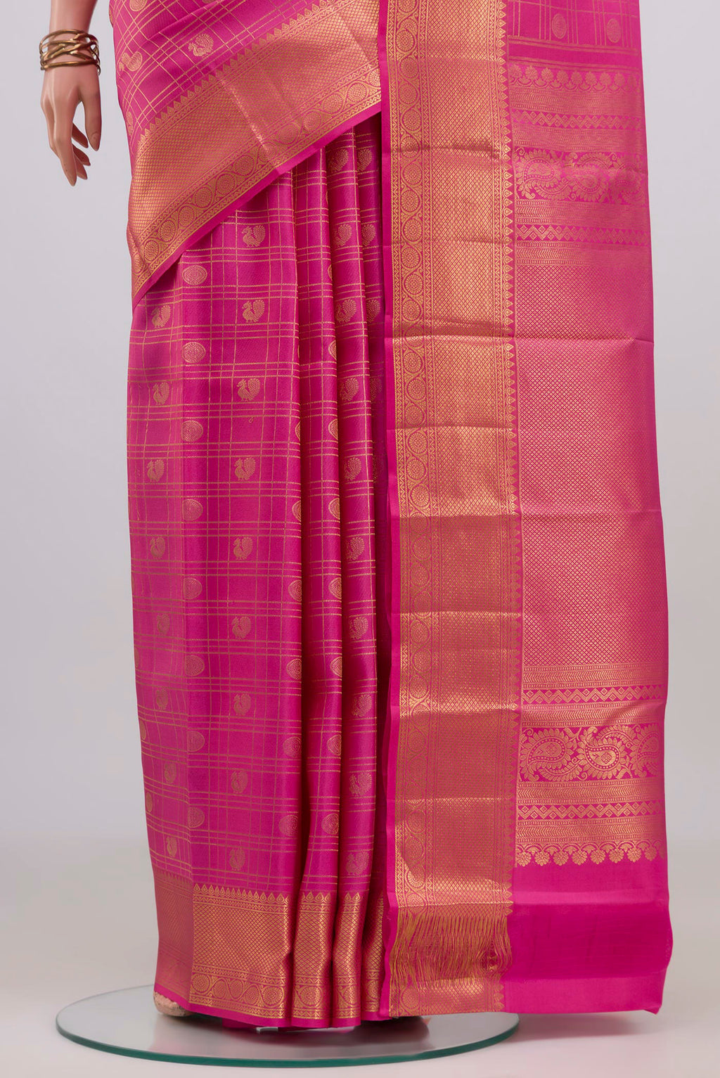 Pleats and pallu of Pink Kanchipuram Silk Saree with Checked design on the body and Zari Border. 