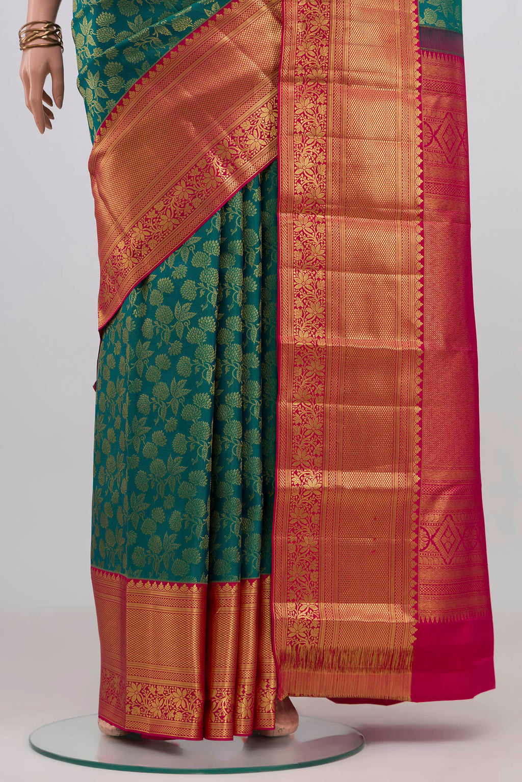 Pleats and pallu of Sea Green Kanchipuram Silk Saree with Zari Brocade on the body and Zari Border. 
