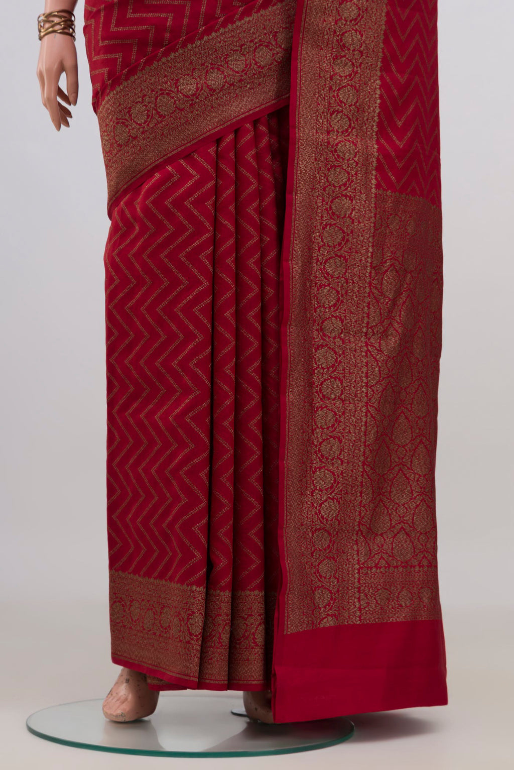Pleats and pallu of Pure Silk Maroon Banarasi Raw Saree with Zig Zag design on the body and Zari Border. 