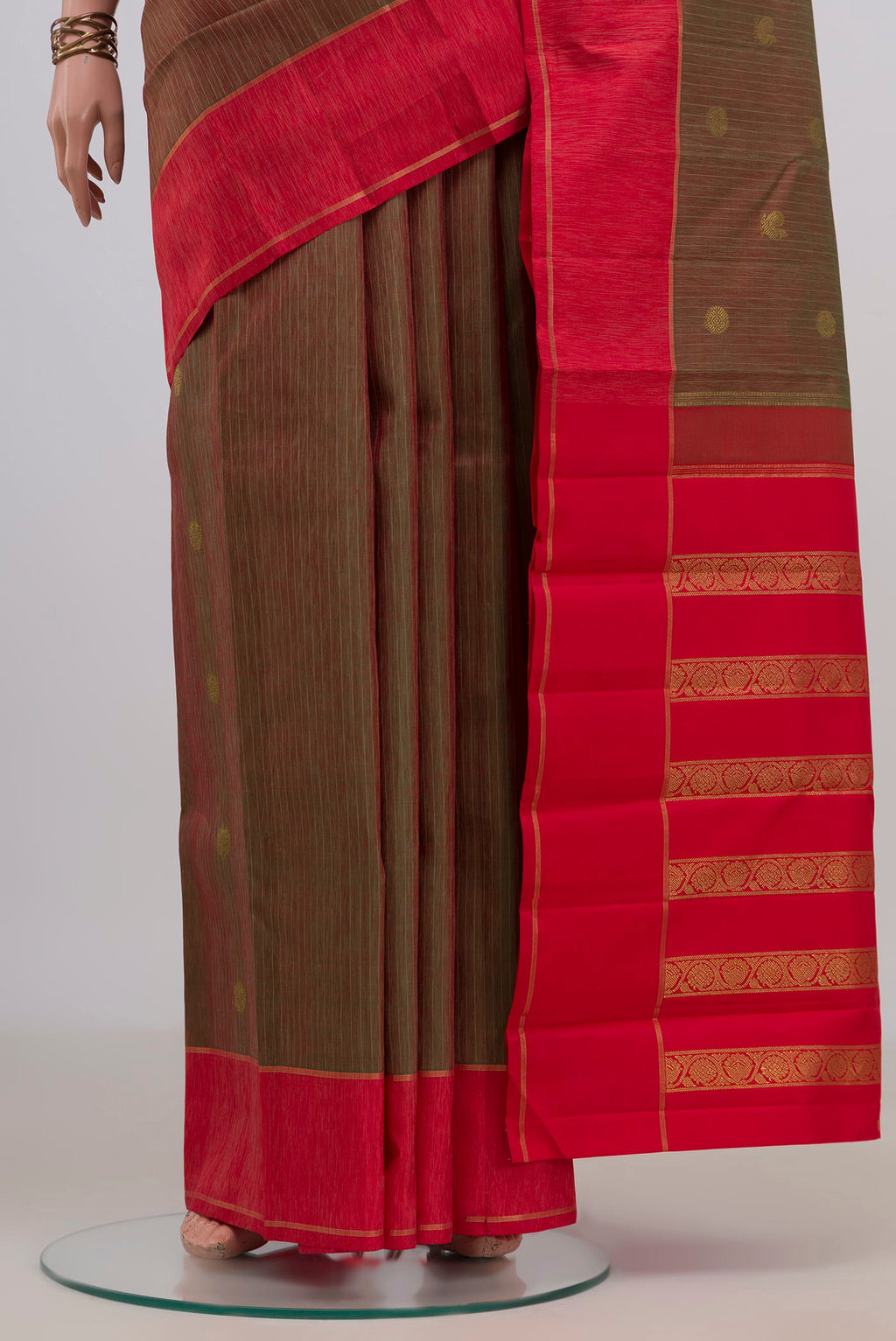 Pleats and pallu of Pure Silk Green Dual Tone Kanjivaram Saree with Stripes on the body and Plain Border. 