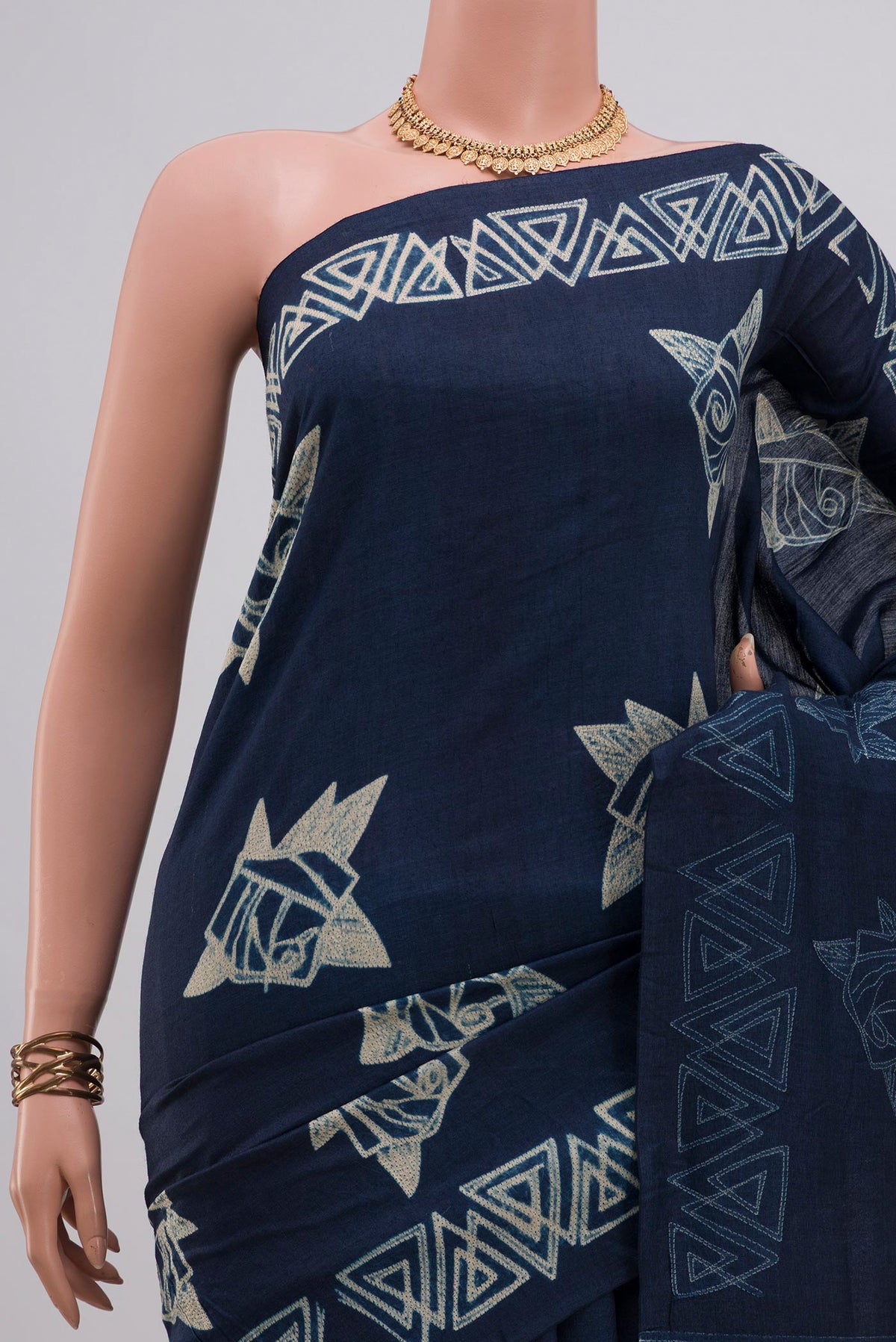 Border image of Pure Silk Navy Blue Tussar Saree with Fancy on the body and Without Border. 