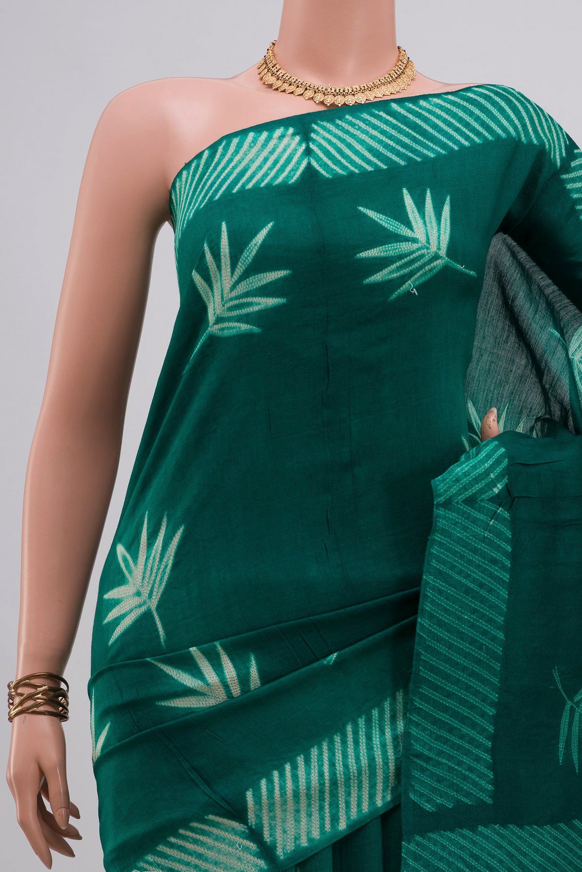 Border image of Pure Silk Green Tussar Saree with Fancy on the body and Without Border. 