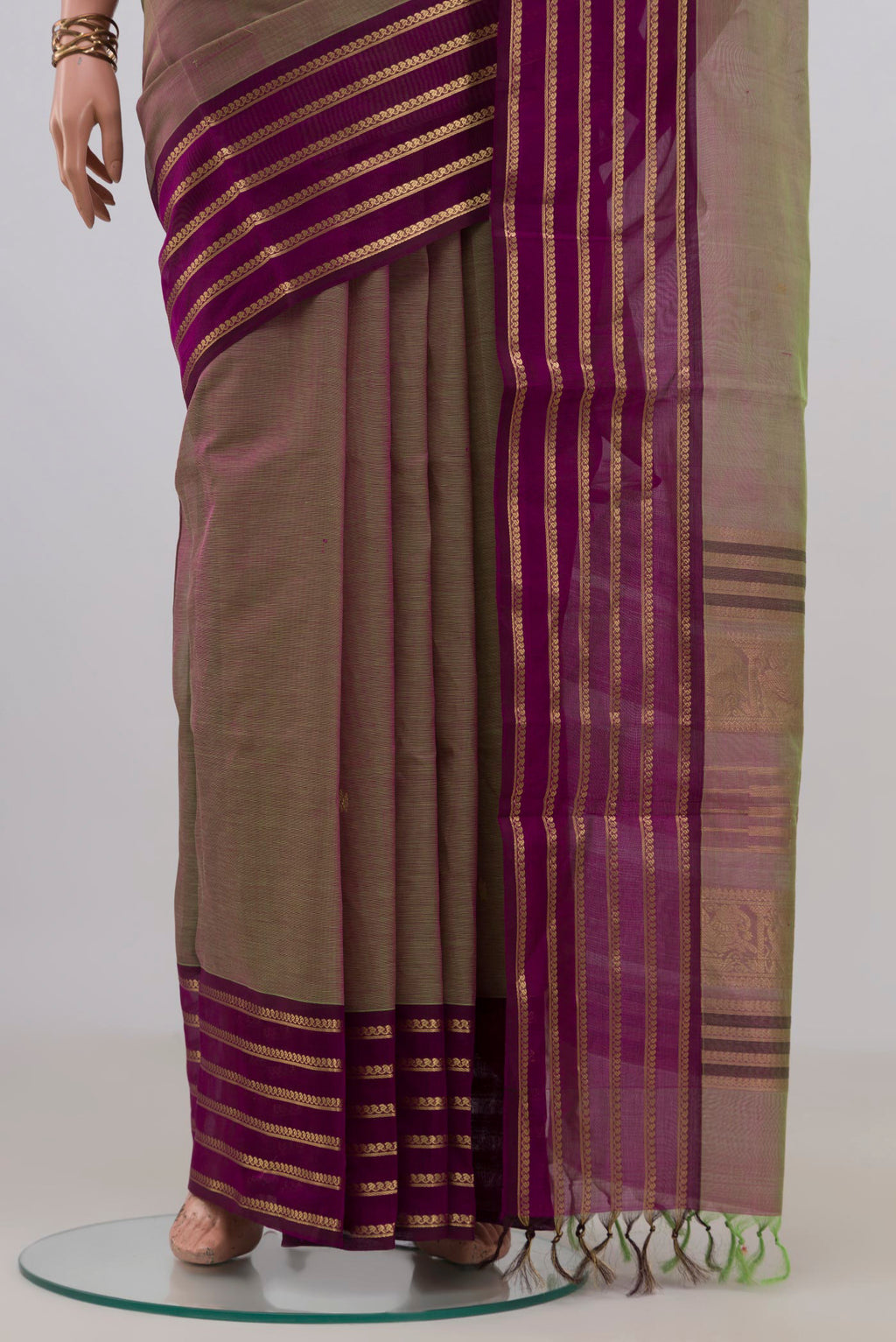 Pleats and pallu of Green Dual Tone Silk Cotton Saree with Zari Butta on the body and Zari Border. 