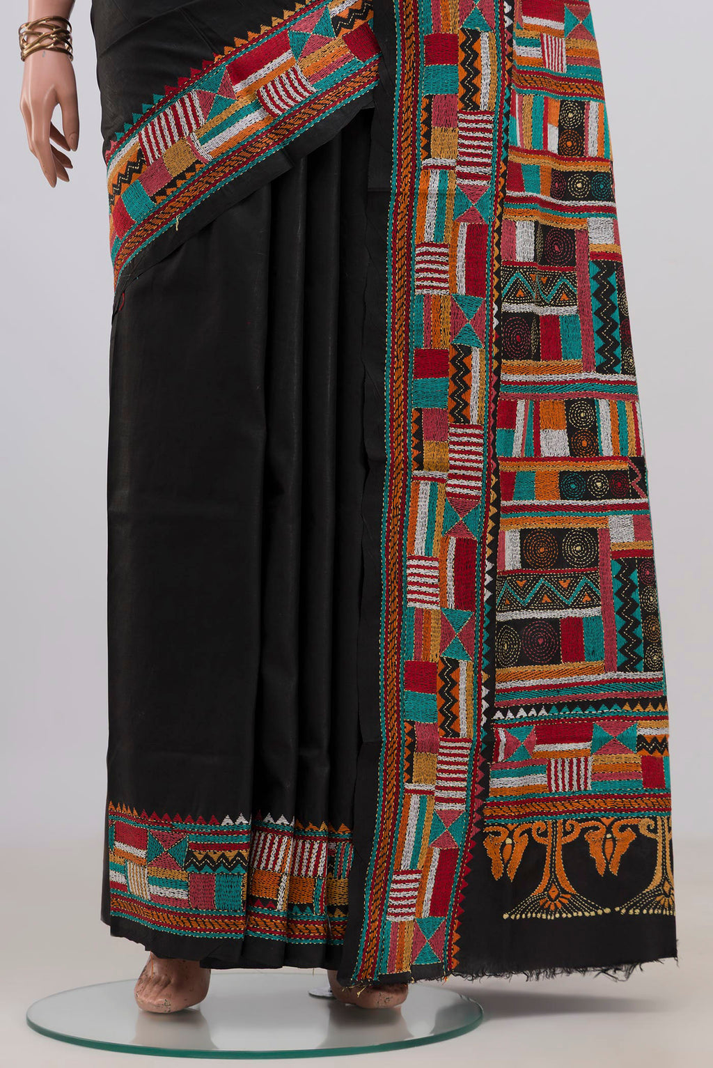 Pleats and pallu of Pure Silk Black Kantha Saree with Plain Body and Thread Border. 