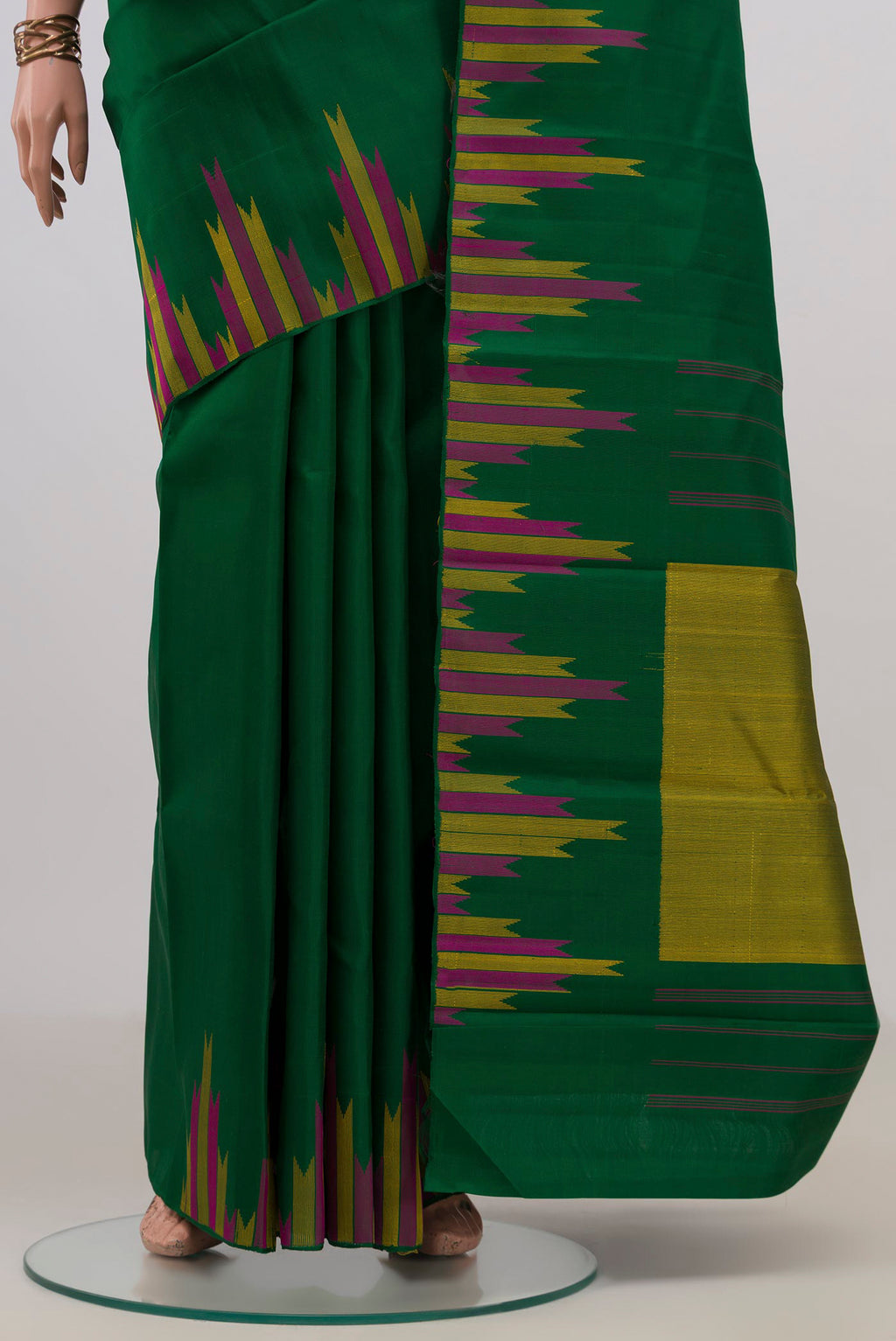 Pleats and pallu of Pure Silk Green Kanjivaram Saree with Plain Body and Temple Border. 