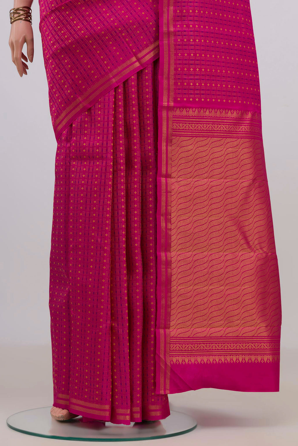 Pleats and pallu of Pure Silk Pink Kanchipuram Saree with Zari And Thread Butta on the body and Thin Zari Line. 