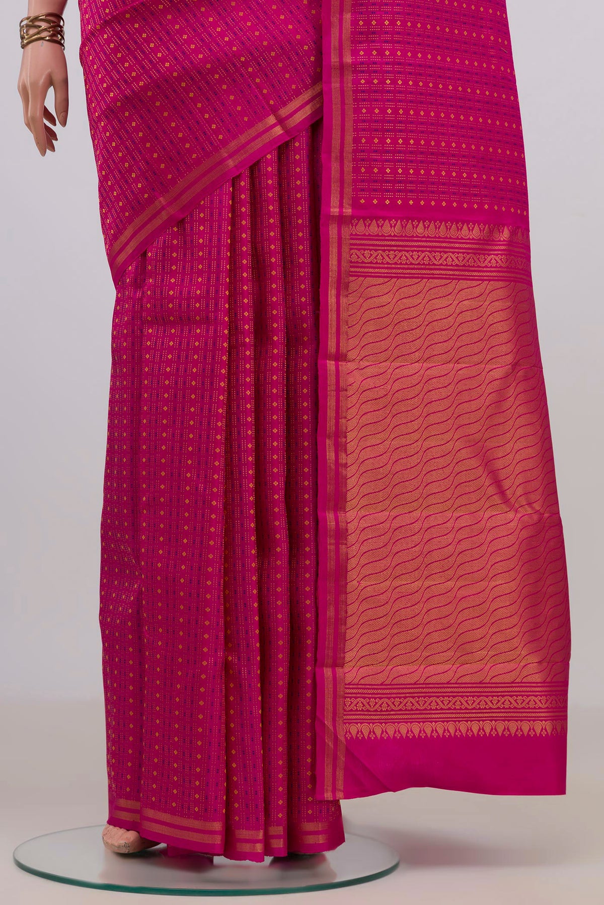 Pleats and pallu of Pure Silk Pink Kanchipuram Saree with Zari And Thread Butta on the body and Thin Zari Line. 