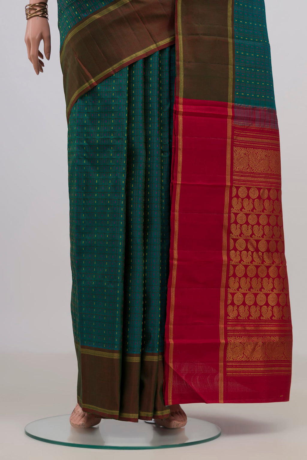 Pleats and pallu of Pure Silk Green Kanchipuram Saree with Checked design on the body and Thin Zari Line. 