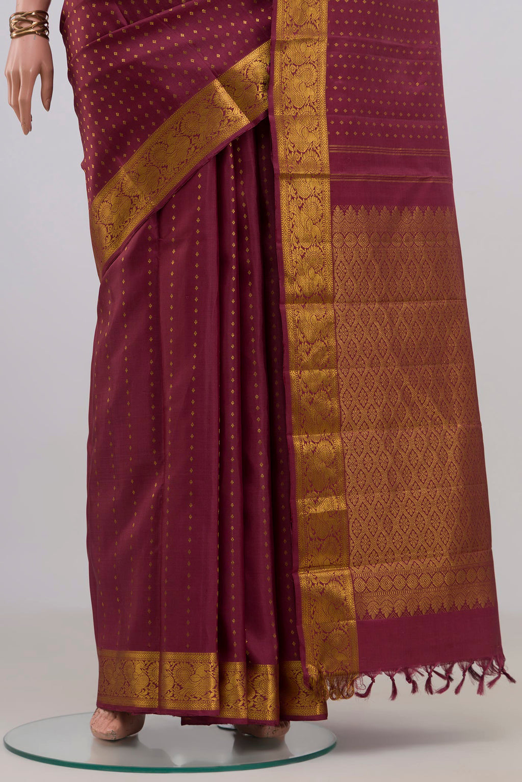 Pleats and pallu of Pure Silk Mauve Kanjivaram Saree with Zari Butta on the body and Zari Border. 