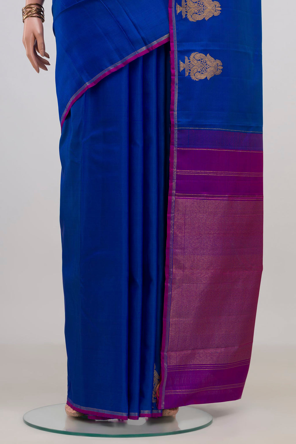 Pleats and pallu of Pure Silk Royal Blue Kanchipuram Saree with Plain Body and Thin Zari Line. 