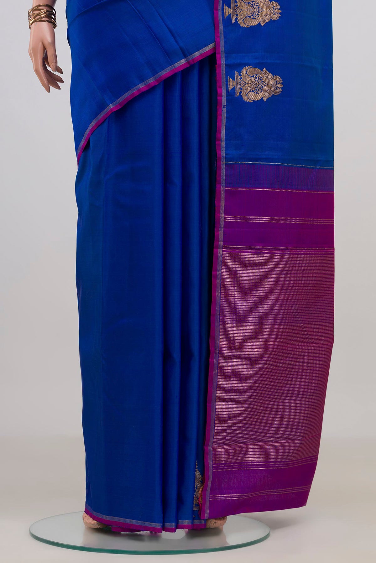 Pleats and pallu of Pure Silk Royal Blue Kanchipuram Saree with Plain Body and Thin Zari Line. 