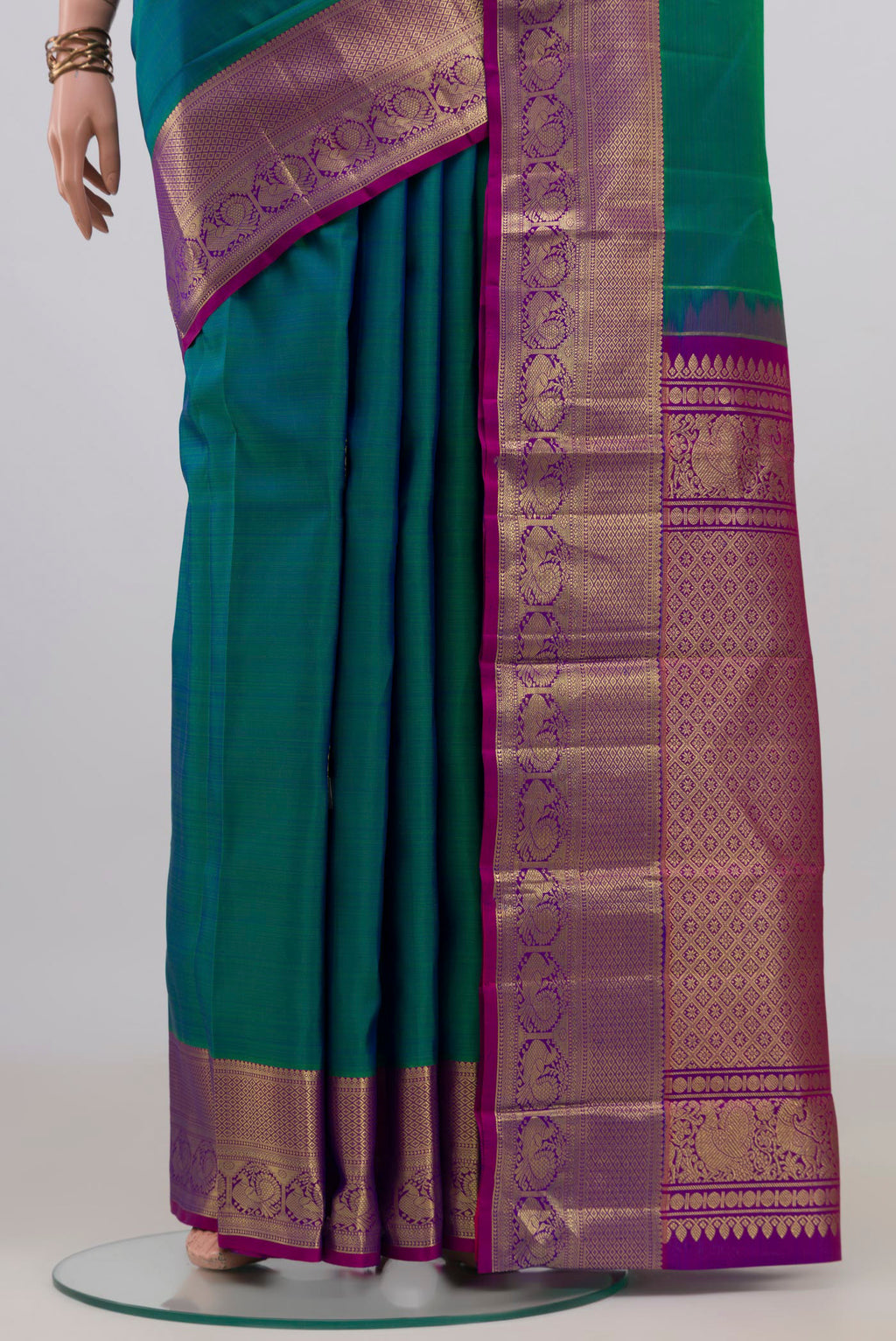Pleats and pallu of Pure Silk Peacock Blue Dual Tone Kanchipuram Saree with Zari Butta on the body and Zari Border. 