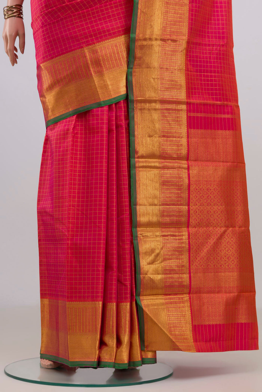 Pleats and pallu of Pure Silk Pink Dual Tone Kanjivaram Saree with Checked design on the body and Zari Border. 