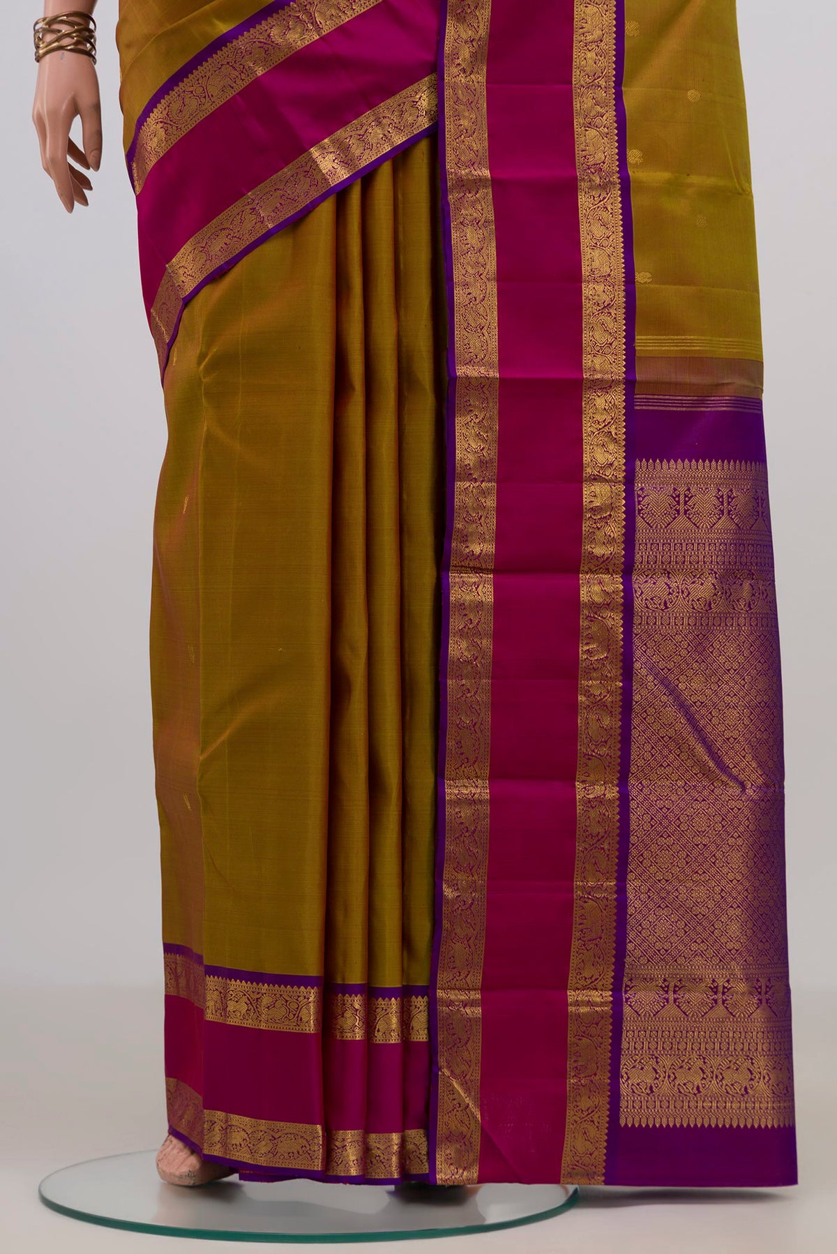 Pleats and pallu of Pure Silk Pure Zari Green Dual Tone Kanchipuram Saree with Zari Butta on the body and Zari Border. 