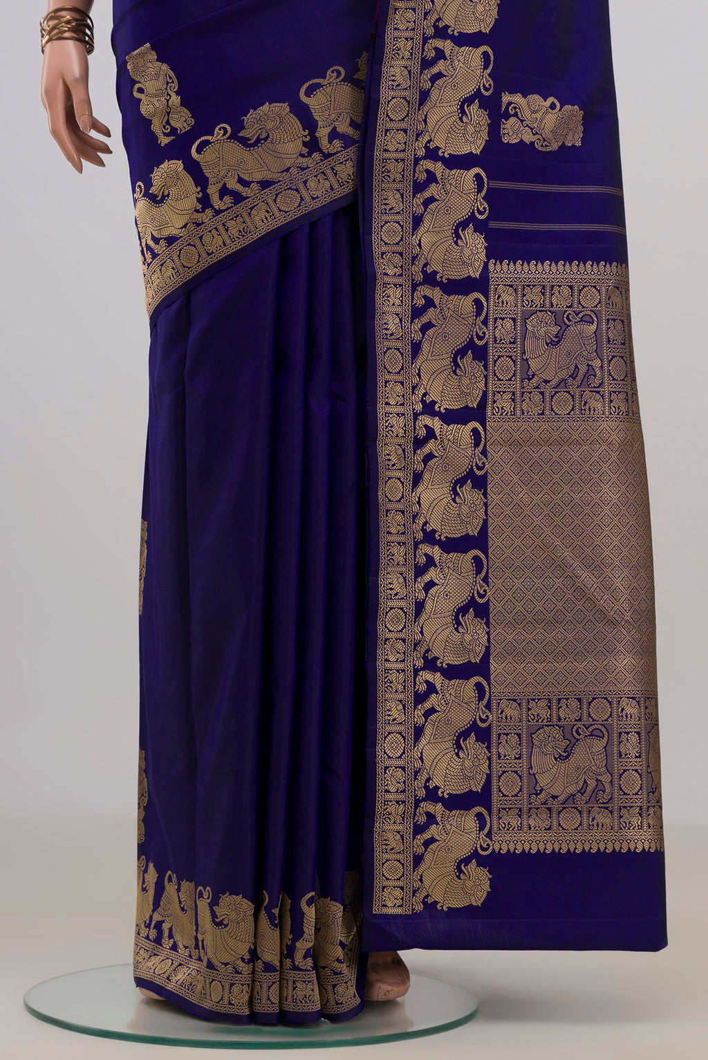 Pleats and pallu of Pure Silk Blue Kanjivaram Saree with Thread Butta on the body and Thread Border. 