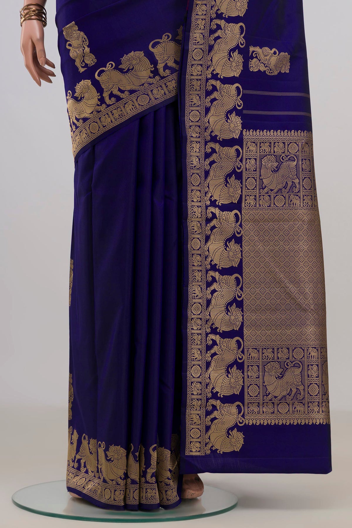 Pleats and pallu of Pure Silk Blue Kanjivaram Saree with Thread Butta on the body and Thread Border. 