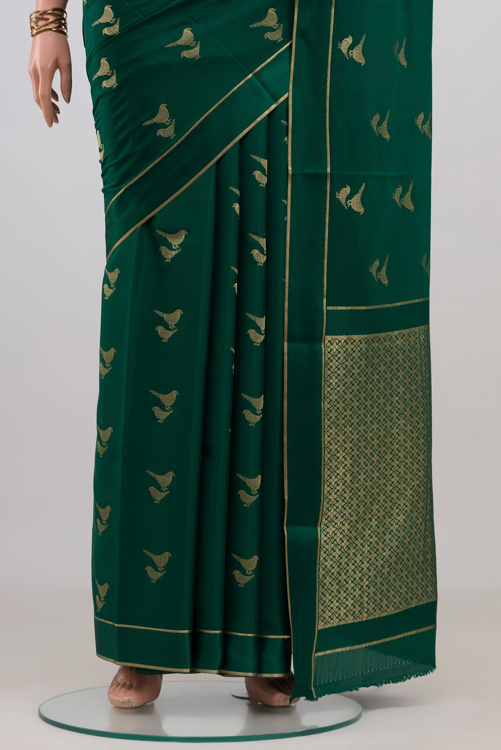 Pleats and pallu of Green Mysore Crepe Saree with Zari Butta on the body and Thin Zari Line. 