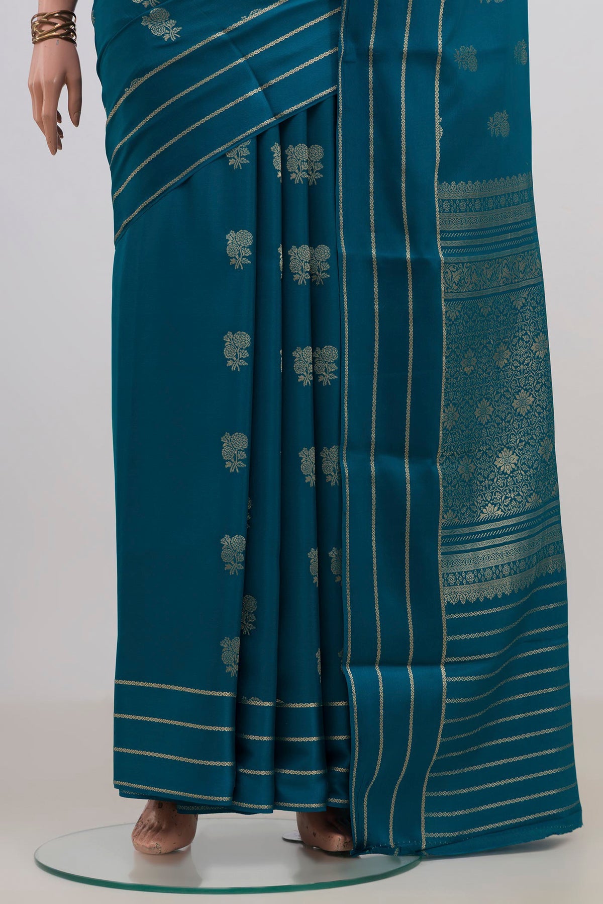 Pleats and pallu of Blue Mysore Crepe Saree with Zari Butta on the body and Thin Zari Line. 