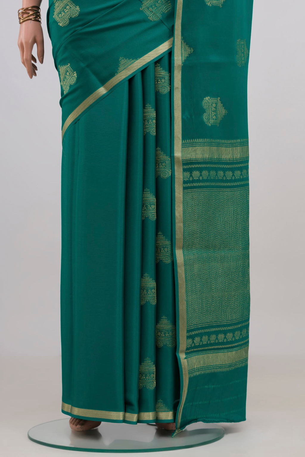 Pleats and pallu of Teal Mysore Crepe Saree with Zari Butta on the body and Thin Zari Line. 