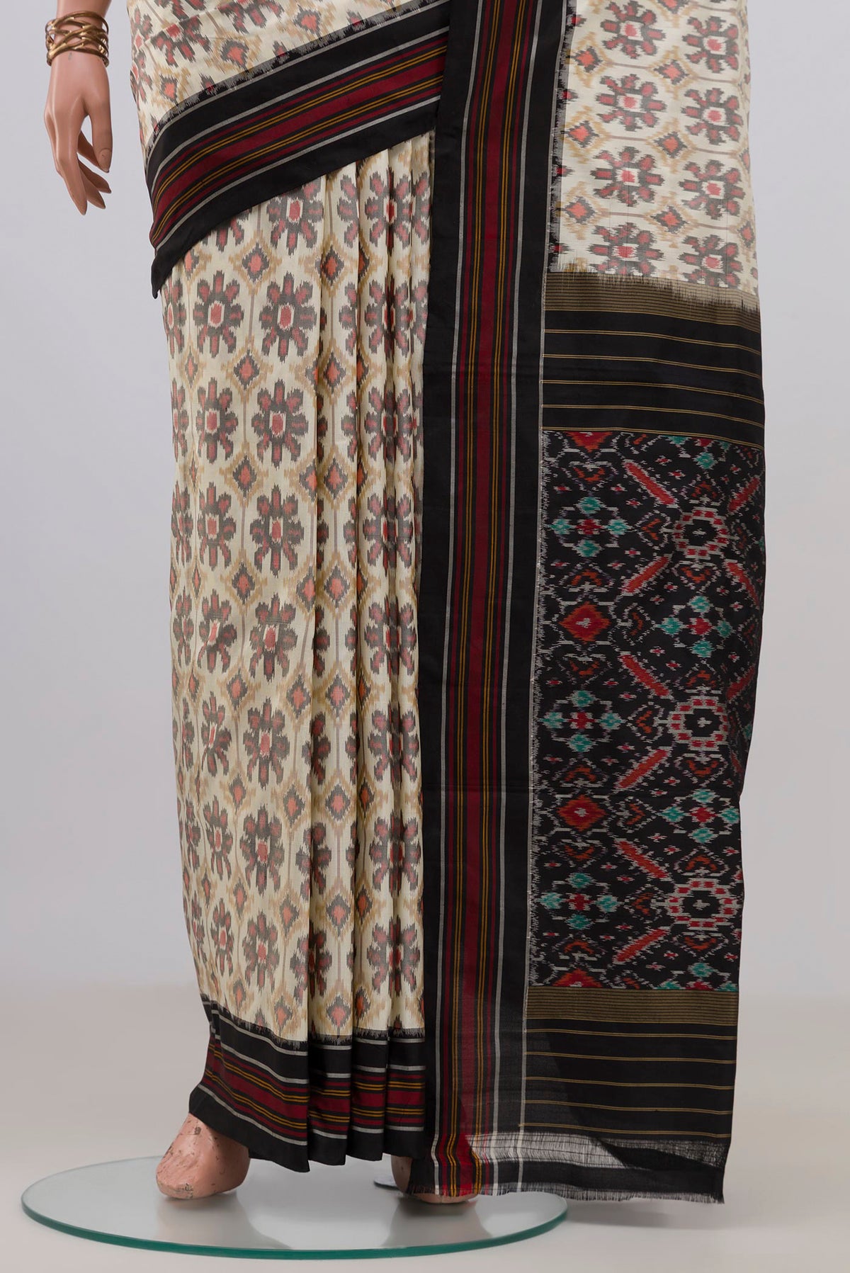 Pleats and pallu of Pure Silk Cream Pochampally Saree with Ikat design on the body and Plain Border. 