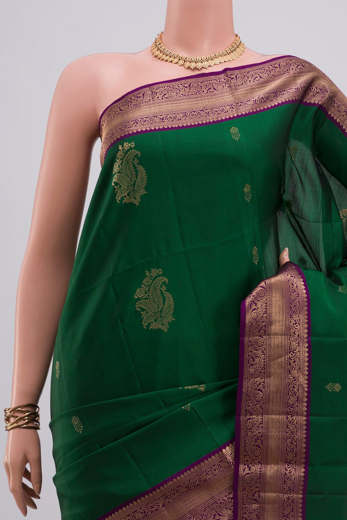 Border image of Pure Silk Green Soft Saree with Zari Butta on the body and Zari Border. 