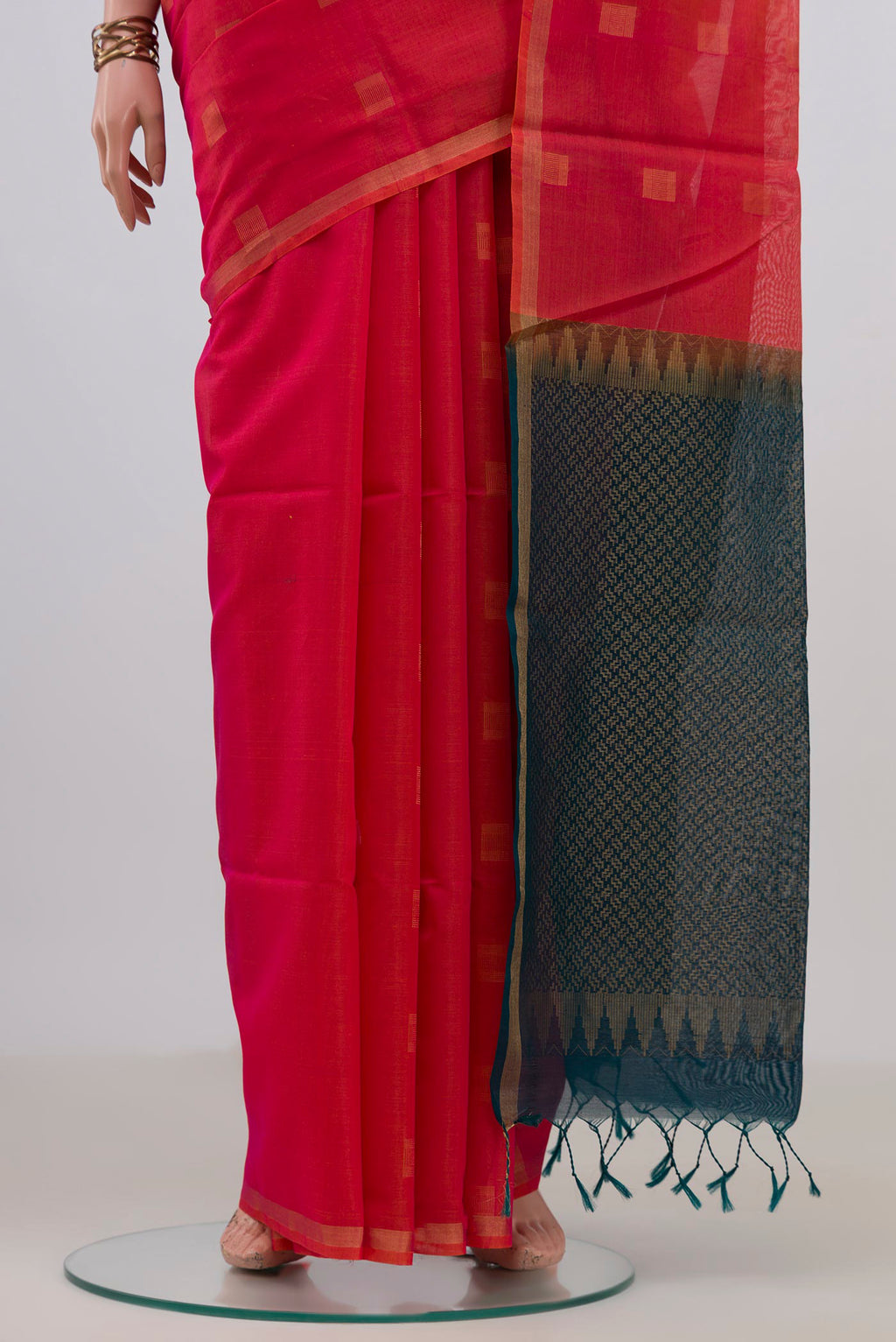 Pleats and pallu of Coral Silk Cotton Saree with Zari Butta on the body and Thin Zari Line. 