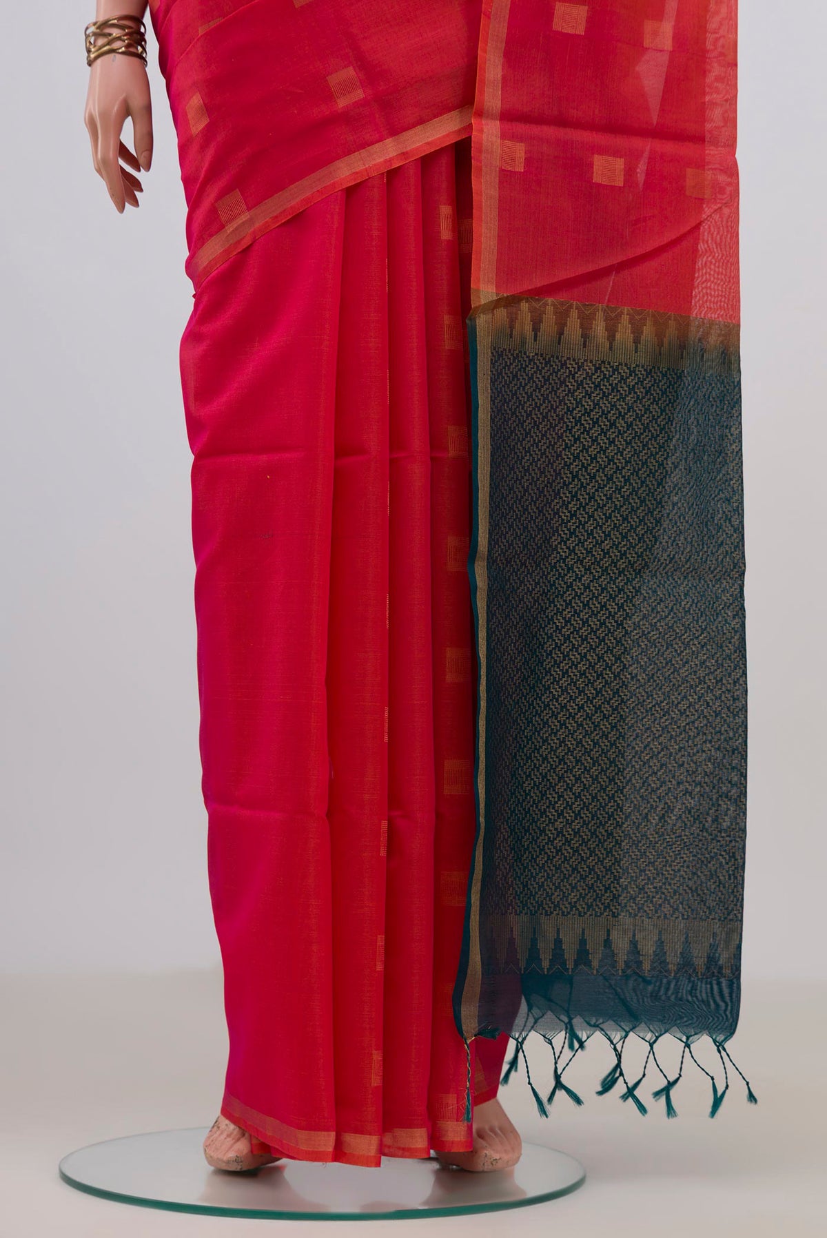 Pleats and pallu of Coral Silk Cotton Saree with Zari Butta on the body and Thin Zari Line. 