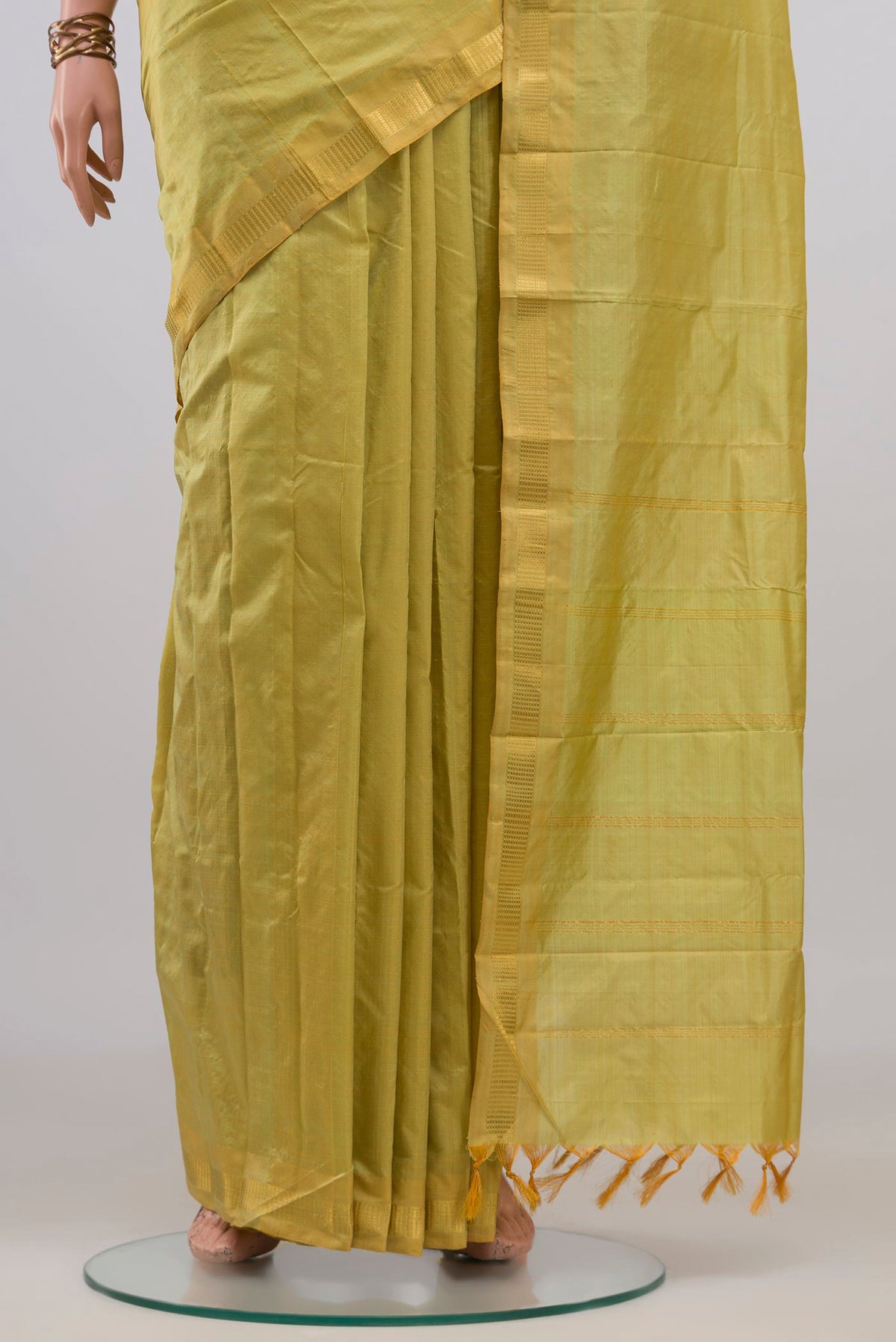 Pleats and pallu of Pure Silk Green Kanchipuram Saree with Plain Body and Zari Border. 